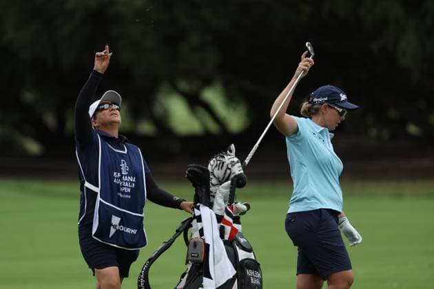 GOLF AUSTRALIAN OPEN, Ashleigh Buhai selects a club as her caddie checks the wind direction on day one of the ISPS HANDA Australian Open at Kingston Heath Golf Club in Melbourne, Thursday, November 28, 2024. ( NO ARCHIVING, EDITORIAL USE ONLY, NO USE IN BOOKS WITHOUT CONSENT MELBOURNE VICTORIA AUSTRALIA  Copyright: xCONxCHRONISx 20241128152123583335