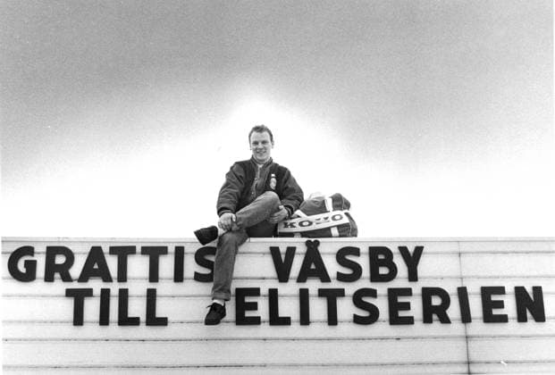 Archivbilder der Woche SPORT KW48 Division 1 1986 87 med playoff och kval till Elitserien 1987 1988. Örebro IK-Väsby IK, 2-4. Tord Engdahl , ishockeyspelare Väsby, pa Vilundahallens tak efter att laget tagit sig till Elitserien. SVERIGE,ÖREBRO SVERIGE,ÖREBRO x2512x *** Division 1 1986 87 with playoff and qualification to Elitserien 1987 1988 Örebro IK Väsby IK, 2 4 Tord Engdahl, Ice hockey, Eishockey player Väsby, on Vilundahallens roof after the team made it to Elitserien SWEDEN,ÖREBRO SWEDEN,ÖREBRO x2512x  Copyright: xGunnarxBergkrantz Aftonbladet TTx Kval till Elitserien 1987 1988 xx *** Division 1 1986 87 with playoff and qualification to Elitserien 1987 1988 Örebro IK Väsby IK, 2 4 Tord Engdahl , ice hockey player Väsby, on Vilundahallens roof after the team made it to Elitserien SWEDEN,ÖREBRO SWEDEN,ÖREBRO x2512x Division 1 1986 87 with playoff and qualification to Elitserien 1987 1988 Örebro IK Väsby IK, 2 4 Tord Engdahl, ice hockey player Väsby, on Vilundahallens roof after the team made it to Elitserien SWEDEN,ÖREBRO SWEDEN,ÖREBRO x2512x  Copyright xGunnarxBergkrantz Aftonbladet TTx Qualification to Elitserien 1987 1988 xx  Copyright: xIMAGO GunnarxBergkrantz Aftonbladet TTx imago images 0780102668