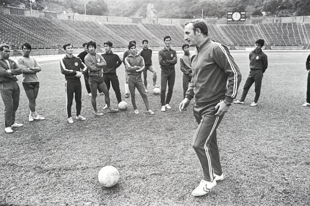 Archivbilder der Woche SPORT KW48 Famous British soccer coach Frank Brennan (foreground) is currently in Hong Kong on a two-month coaching assignment. In Famous British soccer coach Frank Brennan foreground is currently in Hong Kong on a two-month coaching assignment. In the picture is Mr Brennan at the Hong Kong Stadium with trainees. EDITORIAL USE ONLY  Copyright: xx MER2016052209513233 R.xTamx scmpphotos384895 EDITORIAL USE ONLY  Copyright: xIMAGO Newscomx xSCMPx imago images 0780661231 IMAGO R.xTamx 0780661231st