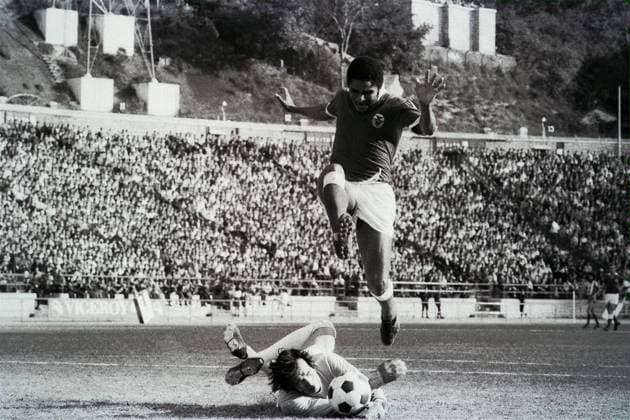 Archivbilder der Woche SPORT KW48 Malaysian goalkeeper Chow Chee-keong representing the Overseas XI team dives under the feet of Benfica s Eusebio da Silv Malaysian goalkeeper Chow Chee-keong representing the Overseas XI team dives under the feet of Benfica s Eusebio da Silva Ferreira to make a fine save at the Hong Kong Stadium. The Portuguese Benfica won by 3-1. 05FEB73 Hong Kong HONG KONG EDITORIAL USE ONLY  Copyright: xx MPID11960771 RobinxLamx scmpphotos386676 EDITORIAL USE ONLY  Copyright: xIMAGO Newscomx xSCMPx imago images 0780694159 IMAGO RobinxLamx 0780694159st