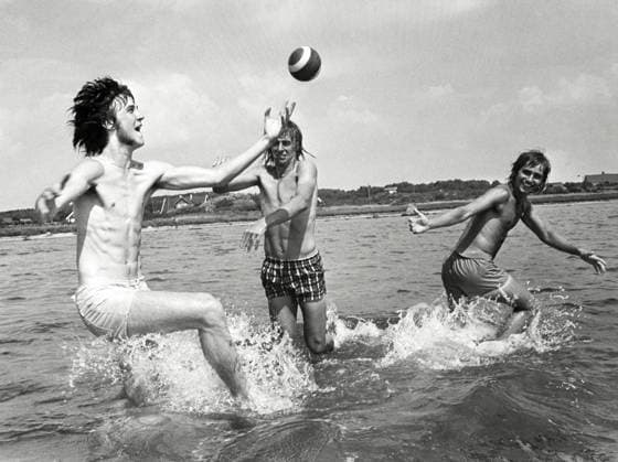 SÄRDAL 1973 07 07 Three guys, three balls DN brought together our young world stars in three ball sports football player Ralf Edström, tennis player Björn Borg and Table tennis, Tischtennis phenom Stellan Bengtsson Great fun to meet, was their spontaneous comment Ralf, 20, Stellan, 20, and Björn, 17, found each other immediately when they met in Särdal on the Halland coast Sä Copyright: xFolkexHellberg DN TTx EDSTRÖM-BORG-BENGTSSON xx
