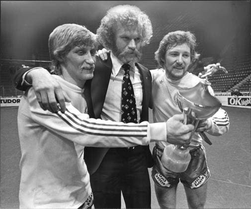 Archivbilder der Woche SPORT KW48 fr.v. Billy Ohlsson, Tom Turesson tränare och Kenta Ohlsson, fotbollsspelare Sverige Hammarby IF, pa Isstadion efter segern i inomhusturneringen Nacka Skoglunds minne STOCKHOLM SVERIGE x2512x *** from left Billy Ohlsson, Tom Turesson coach and Kenta Ohlsson, soccer player Sweden Hammarby IF, at Isstadion after the victory in the indoor tournament Nacka Skoglunds memory STOCKHOLM SWEDEN x2512x  Copyright: xGunnarxBergkrantz Aftonbladet TTx Nackas minne 1978 xx *** fr v Billy Ohlsson, Tom Turesson coach and Kenta Ohlsson, soccer player Sweden Hammarby IF, pa Isstadion after the victory in the indoor tournament Nacka Skoglunds memory STOCKHOLM SWEDEN x2512x from left Billy Ohlsson, Tom Turesson coach and Kenta Ohlsson, soccer player Sweden Hammarby IF, at Isstadion after the victory in the indoor tournament Nacka Skoglunds memory STOCKHOLM SWEDEN x2512x  Copyright xGunnarxBergkrantz Aftonbladet TTx Nackas memory 1978 xx  Copyright: xIMAGO GunnarxBergkrantz Aftonbladet TTx imago images 0780110329