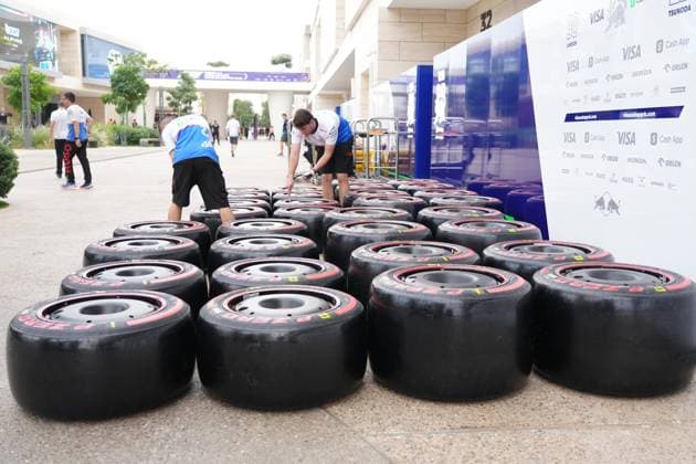 Formula 1 Qatar Airways Qatar Grand Prix 2024 28 11 2024, Losail International Circuit, Doha, Formula 1 Qatar Airways Qatar Grand Prix 2024 ,in the picture mechanics check the Pirelli tires nordphotoxGmbHx xBratic nph00250