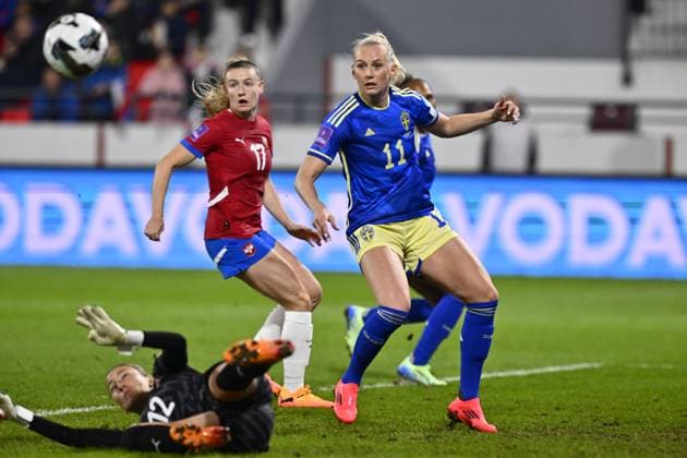 Bilder des Jahres 2024, Sport 11 November Sport Themen der Woche KW48 Sport Bilder des Tages LESKOVAC, SERBIEN 20241128 Sveriges Stina Blackstenius i Serbiens malomrade med Serbiens Allegra Poljak och malvakten Sara Cetinja, under torsdagens fotbollsmatch EM-kval playoff match 1 av 2 mellan Serbien och Sverige pa Stadion DuboÄica i Leskovac i Serbien. *** Bilden ingar i SPORTPAKET. För övriga BETALBILD *** LESKOVAC SERBIEN x10040x *** LESKOVAC, SERBIA 20241128 Swedens Stina Blackstenius in Serbias goal with Serbias Allegra Poljak and goalkeeper Sara Cetinja, during Thursdays European Championship qualifying playoff match 1 of 2 between Serbia and Sweden at Stadion DuboÄica in Leskovac, Serbia Picture in SPORTPAKET For others PAYPICTURE LESKOVAC SERBIA x10040x  Copyright: xAndersxWiklund TTx SERBIEN-SVERIGE EM-KVAL