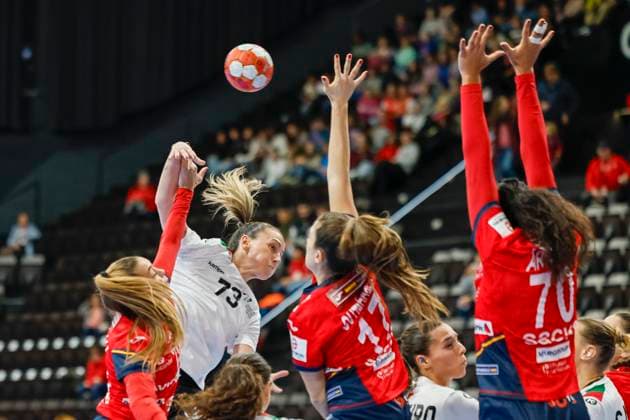 Sport Themen der Woche KW48 Sport Bilder des Tages Dos Santos Resende, Joana (POR, 73) beim Wurf , Handball Frauen, EHF, Europa Meisterschaft, (Gruppe C), Spanien vs. Portugal, 28.11.2024, St. Jakobshalle, Basel, Schweiz Basel St. Jakobshalle BS Schweiz *** Dos Santos Resende, Joana POR, 73 on throw , Handball Women, EHF, European Championship, Group C , Spain vs Portugal, 28 11 2024, St Jakobshalle, Basel, Switzerland Basel St Jakobshalle BS Switzerland Copyright: xGrantxHubbsx