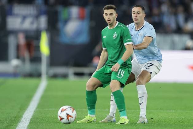 UEFA Europa League phase match day 5 SS Lazio vs Ludogorets Ludogorets defender Denny Gropper challenges for the ball with Lazio™s Serbian defender Adam Marusic during UEFA Europa League phase match day 5 match between SS Lazio vs Ludogorets at Olimpico stadium on November 28, 2024 in Rome, Italy. ABPH9256 Copyright: xAntonioxBalascox