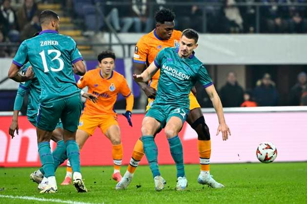 RSC Anderlecht v FC Porto - UEFA Europa League ANDERLECHT, BELGIUM - NOVEMBER 28 : Samu forward of FC Porto, Dendoncker Leander defender of RSC Anderlecht during the UEFA Europa League 2024 25 League Phase MD5 match between RSC Anderlecht and FC Porto on November 28, 2024 in Anderlecht, Belgium, 28 11 2024 Anderlecht Belgium  Copyright: xVincentxKalutx