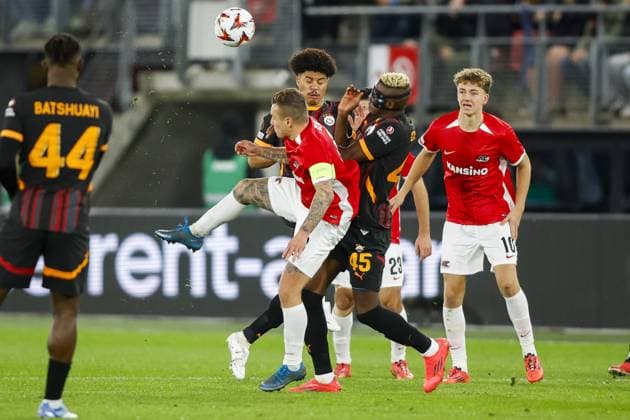 ALKMAAR - 28-11-2024, AFAS Stadium. UEFA Europa League, season 2024 2025 during the match AZ - Galatasaray. AZ player Jordy Clasie and Galatasaray player Gabriel Sara AZ - Galatasaray  x26844565x Copyright: