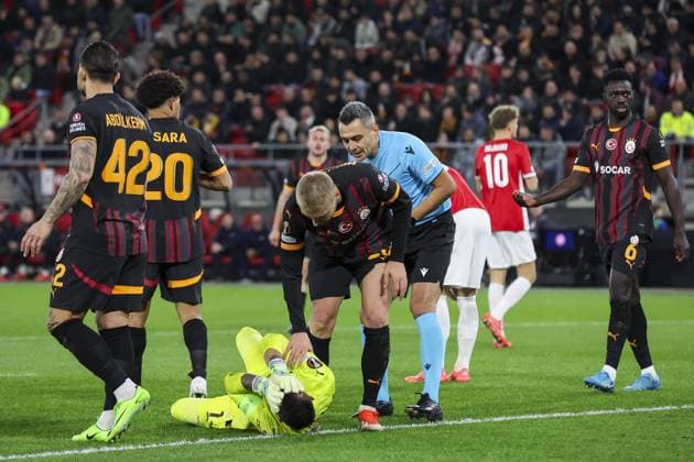 ALKMAAR, 28-11-2024, AFAS Stadium, UEFA Europa League, season 2024 2025. Match between AZ - Galatasaray. Galatasaray goalkeeper Fernando Muslera with an injury AZ - Galatasaray  x26844567x Copyright: