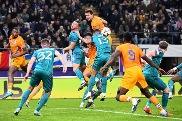 RSC Anderlecht v FC Porto - UEFA Europa League ANDERLECHT, BELGIUM - NOVEMBER 28 : Simic Jan-Carlo defender of RSC Anderlecht, Gonzalez Nico midfielder of FC Porto during the UEFA Europa League 2024 25 League Phase MD5 match between RSC Anderlecht and FC Porto on November 28, 2024 in Anderlecht, Belgium, 28 11 2024 Anderlecht Belgium  Copyright: xVincentxKalutx