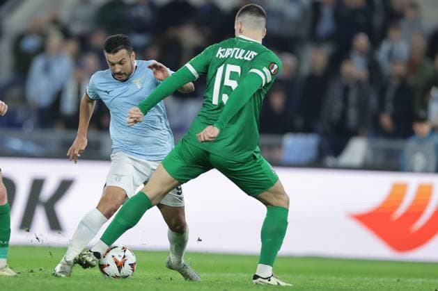 UEFA Europa League phase match day 5 SS Lazio vs Ludogorets Lazio s Spanish forward Pedro challenges for the ball with Ludogorets defender Swedish Edvin Kurtulus during UEFA Europa League phase match day 5 match between SS Lazio vs Ludogorets at Olimpico stadium on November 28, 2024 in Rome, Italy. ABPH9997 Copyright: xAntonioxBalascox