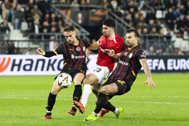 ALKMAAR - (l-r) Yunus Akgun of Galatasaray SK, Mayckel Lahdo of AZ Alkmaar, Abdulkerim Bardakci of Galatasaray SK during the UEFA Europa League match between AZ Alkmaar and Galatasaray at AFAS stadium on Nov. 28, 2024 in Alkmaar, Netherlands. ANP KOEN VAN WEEL UEFA Europa League 2024 25 League Phase MD5 2024 25 xVIxANPxSportx xxANPxIVx 514456956 originalFilename: 514456956.jpg