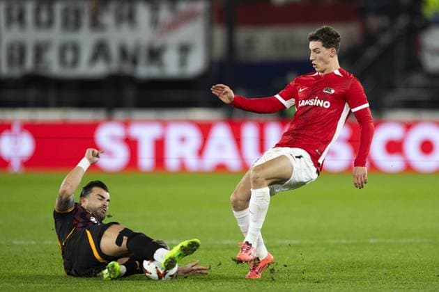 ALKMAAR - (l-r) Galatasaray SK goalkeeper Batuhan Ahmet Sen, Ruben van Bommel of AZ Alkmaar during the UEFA Europa League match between AZ Alkmaar and Galatasaray at AFAS stadium on Nov. 28, 2024 in Alkmaar, Netherlands. ANP KOEN VAN WEEL UEFA Europa League 2024 25 League Phase MD5 2024 25 xVIxANPxSportx xxANPxIVx 514457079 originalFilename: 514457079.jpg