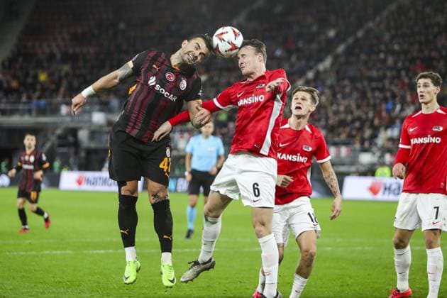 ALKMAAR - 28-11-2024, AFAS Stadium. UEFA Europa League, season 2024 2025 during the match AZ - Galatasaray. player AZ Peer Koopmeiners vs Galatasaray player Abdulkerim Bardakci AZ - Galatasaray  x26844612x Copyright: