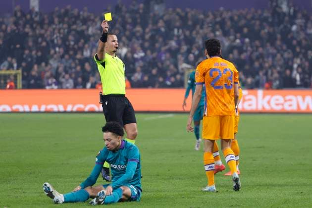 RSC Anderlecht v FC Porto - UEFA Europa League ANDERLECHT, BELGIUM - NOVEMBER 28 : Mario Joao forward of FC Porto receives a yellow card from referee Morten Krogh (DEN) during the UEFA Europa League 2024 25 League Phase MD5 match between RSC Anderlecht and FC Porto on November 28, 2024 in Anderlecht, Belgium, 28 11 2024 Anderlecht Belgium  Copyright: xJanxDexMeuleneirx