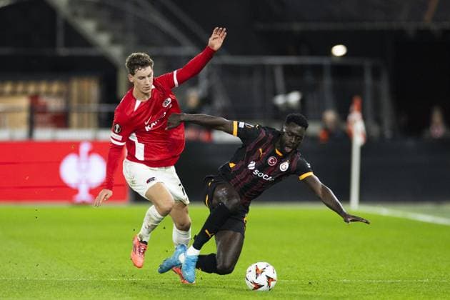 ALKMAAR - (l-r) Ruben van Bommel of AZ Alkmaar, Davinson Sanchez of Galatasaray SK during the UEFA Europa League match between AZ Alkmaar and Galatasaray at AFAS stadium on Nov. 28, 2024 in Alkmaar, Netherlands. ANP KOEN VAN WEEL UEFA Europa League 2024 25 League Phase MD5 2024 25 xVIxANPxSportx xxANPxIVx 514458119 originalFilename: 514458119.jpg