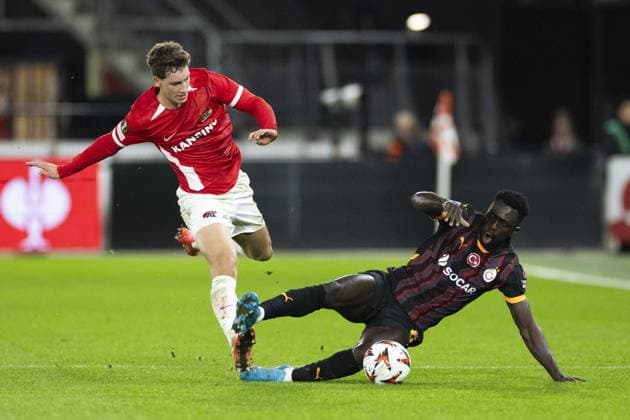 ALKMAAR - (l-r) Ruben van Bommel of AZ Alkmaar, Davinson Sanchez of Galatasaray SK during the UEFA Europa League match between AZ Alkmaar and Galatasaray at AFAS stadium on Nov. 28, 2024 in Alkmaar, Netherlands. ANP KOEN VAN WEEL UEFA Europa League 2024 25 League Phase MD5 2024 25 xVIxANPxSportx xxANPxIVx 514458172 originalFilename: 514458172.jpg