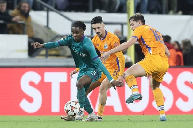 Anderlecht s Moussa N Diaye and Porto s Nico Gonzalez fight for the ball during a soccer game between Belgian RSC Anderlecht and Portuguese FC Porto, Thursday 28 November 2024 in Brussels, on the fifth day of the group stage of the UEFA Europa League tournament. BRUNOxFAHY  x106701434x