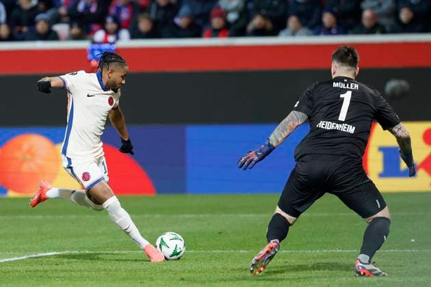 Picture Goalkeeper Kevin Mueller 1 FC Heidenheim, 1 saves a shot from Christopher Nkunku FC Chelsea, 18 , 28 11 2024, Soccer, UEFA Conference League, 1 FC Heidenheim FC Chelsea, GER, Heidenheim, Voith Arena Copyright: HMBxMedia xHeikoxBecker