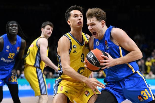 Bilder des Jahres 2024, Sport 11 November Sport Themen der Woche KW48 Sport Bilder des Tages Rokas Jokubaitis (Maccabi Playtika Tel Aviv, 31) und Matteo Spagnolo (ALBA Berlin, 3) GER, ALBA Berlin gegen Maccabi Playtika Tel Aviv, basketball, EuroLeague, Saison 2024 2025, 12. Spieltag, 28.11.2024 GER, ALBA Berlin gegen Maccabi Playtika Tel Aviv, basketball, EuroLeague, Saison 2024 2025, 12. Spieltag, 28.11.2024 Berlin *** Rokas Jokubaitis Maccabi Playtika Tel Aviv, 31 and Matteo Spagnolo ALBA Berlin, 3 GER, ALBA Berlin vs Maccabi Playtika Tel Aviv, basketball, EuroLeague, 2024 2025 season, Matchday 12, 28 11 2024 GER, ALBA Berlin vs Maccabi Playtika Tel Aviv, basketball, EuroLeague, 2024 2025 season, Matchday 12, 28 11 2024 Berlin Copyright: xEibner-Pressefoto RyanxSleimanx EP_RSN