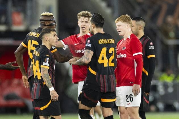 ALKMAAR - (l-r) Victor Osimhen of Galatasaray SK, Lucas Torreira of Galatasaray SK, Sven Mijnans of AZ Alkmaar, Abdulkerim Bardakci of Galatasaray SK, Kees Smit of AZ Alkmaar, Hakim Ziyech of Galatasaray SK during the UEFA Europa League match between AZ Alkmaar and Galatasaray at AFAS stadium on Nov. 28, 2024 in Alkmaar, Netherlands. ANP KOEN VAN WEEL UEFA Europa League 2024 25 League Phase MD5 2024 25 xVIxANPxSportx xxANPxIVx 514462770 originalFilename: 514462770.jpg