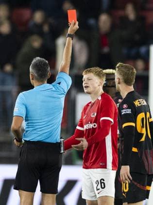 ALKMAAR - (l-r) Referee Horatiu Fesnic gives the red card to Kees Smit of AZ Alkmaar during the UEFA Europa League match between AZ Alkmaar and Galatasaray at AFAS stadium on Nov. 28, 2024 in Alkmaar, Netherlands. ANP KOEN VAN WEEL UEFA Europa League 2024 25 League Phase MD5 2024 25 xVIxANPxSportx xxANPxIVx 514462992 originalFilename: 514462992.jpg