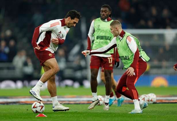 Tottenham Hotspur v AS Roma - UEFA Europa League 2024 25 League Phase MD5 Mats Hummels of AS Roma warms up before the UEFA Europa League 2024 25 League Phase MD5 match between Tottenham Hotspur and AS Roma at Tottenham Hotspur Stadium on November 28, 2024 in London, England. London Tottenham Hotspur Stadium England United Kingdom Copyright: xNigelxFrench Sportsphoto APLx 14052971