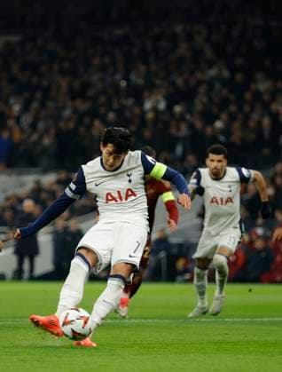Tottenham Hotspur v AS Roma - UEFA Europa League 2024 25 League Phase MD5 Son Heung-Min of Tottenham Hotspur takes and scores penalty during the UEFA Europa League 2024 25 League Phase MD5 match between Tottenham Hotspur and AS Roma at Tottenham Hotspur Stadium on November 28, 2024 in London, England. London Tottenham Hotspur Stadium England United Kingdom Copyright: xNigelxFrench Sportsphoto APLx 14052972