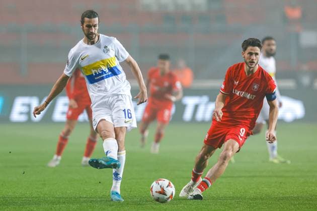Christian Burgess of Union St. Gilloise passes the ball, defends by Ricky van Wolfswinkel of FC Twente , UEFA Europa League 2024 25 League Phase MD5, FC Twente v R. Union Saint-Gilloise, De Grolsch Veste, November 28, 2024, Enschede, Netherlands.