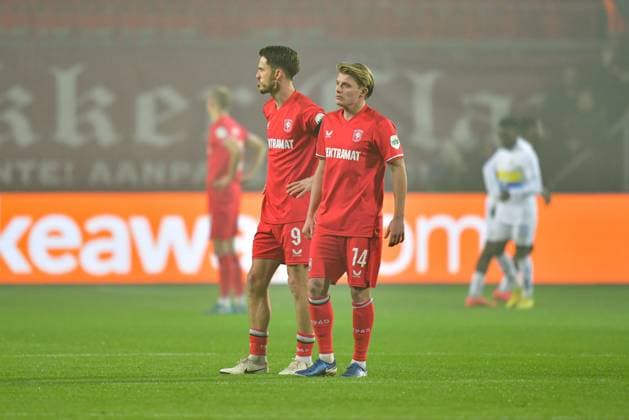 ENSCHEDE, Stadium Grolsch Veste, 28-11-2024 , season 2024 2025, Europa League during the match Twente - Union Saint Gilloise, FC Twente player Ricky van Wolfswinkel and FC Twente player Sem Steijn disappointed after the 0-1 Twente - Union Saint Gilloise  x26845791x Copyright: