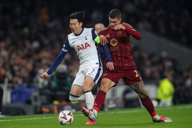 UEFA Europa League - League Stage Tottenham Hotspur v A.S. Roma Son Heung-Min of Tottenham Hotspur holds off Gianluca Mancini of Roma during the UEFA Europa League - League Stage match Tottenham Hotspur vs A.S. Roma at Tottenham Hotspur Stadium, London, United Kingdom, 28th November 2024 (Photo by Gareth Evans News Images) London Tottenham Hotspur Stadium United Kingdom Copyright: xGarethxEvans NewsxImagesx