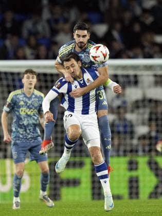 SAN SEBASTIAN - (l-r) Mikel Oyarzabal of Real Sociedad, Josip Sutalo of Ajax during the UEFA Europa League match between Real Sociedad and Ajax Amsterdam at the Reala Arena on Nov. 28, 2024 in San Sebastian, Spain. ANP TOBIAS KLEUVER UEFA Europa League 2024 25 League Phase MD5 2024 25 xVIxANPxSportx xxANPxIVx 514465928 originalFilename: 514465928.jpg