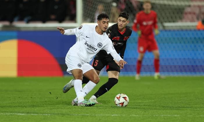 28 11 2024, Football UEFA Europa League, FC Midtjylland Eintracht Frankfurt, emonline, emspor, v l , Fares Chaibi Eintracht Frankfurt , Emiliano Martinez FC Midtjylland DFL DFB REGULATIONS PROHIBIT ANY USE OF PHOTOGRAPHS AS IMAGE SEQUENCES AND OR QUASI VIDEO xdcx Copyright: HMBxMedia Claus