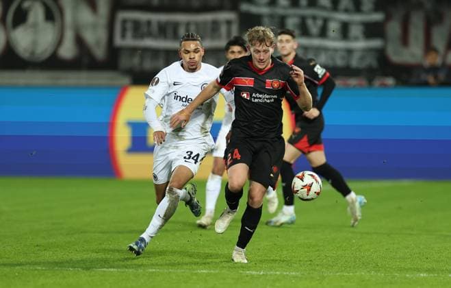 28 11 2024, Football UEFA Europa League, FC Midtjylland Eintracht Frankfurt, emonline, emspor, v l , Pharell Nnamdi Collins Eintracht Frankfurt , Oliver Sörensen FC Midtjylland DFL DFB REGULATIONS PROHIBIT ANY USE OF PHOTOGRAPHS AS IMAGE SEQUENCES AND OR QUASI VIDEO xdcx Copyright: HMBxMedia Claus