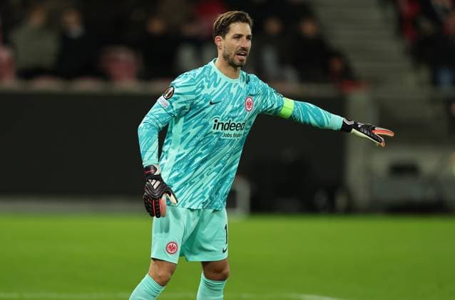 28 11 2024, Football UEFA Europa League, FC Midtjylland Eintracht Frankfurt, emonline, emspor, v l , Goalkeeper Kevin Trapp Eintracht Frankfurt gives instructions, gesticulates, gesticulate with arms gives instructions, gesticulate DFL DFB REGULATIONS PROHIBIT ANY USE OF PHOTOGRAPHS AS IMAGE SEQUENCES AND OR QUASI VIDEO xdcx Copyright: HMBxMedia Claus