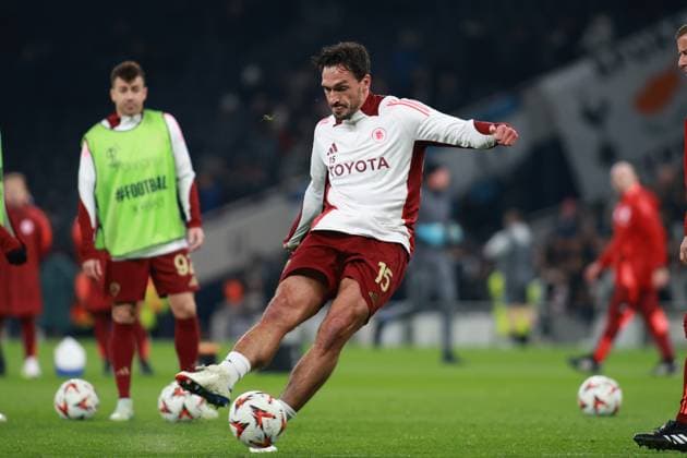 London, England, November 28th 2024: Mats Hummels (15 AS Roma) warming up during the UEFA Europa League game between Tottenham Hotspur and AS Roma at Tottenham Hotspur Stadium in London, England (Alexander Canillas SPP) Copyright: xAlexanderxCanillas SPPx spp-en-AlCa-9U2A5097