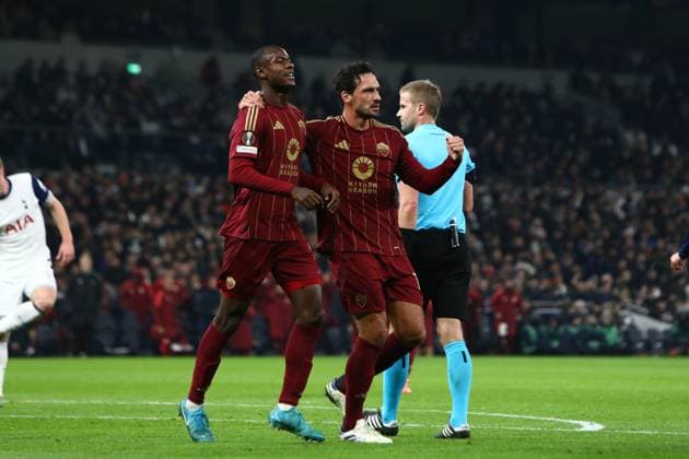 London, England, November 28th 2024: Evan Ndicka (5 AS Roma) celebrate with Mats Hummels (15 AS Roma) after scoring a goal celebrate afduring the UEFA Europa League game between Tottenham Hotspur and AS Roma at Tottenham Hotspur Stadium in London, England (Alexander Canillas SPP) Copyright: xAlexanderxCanillas SPPx spp-en-AlCa-C5V_4682