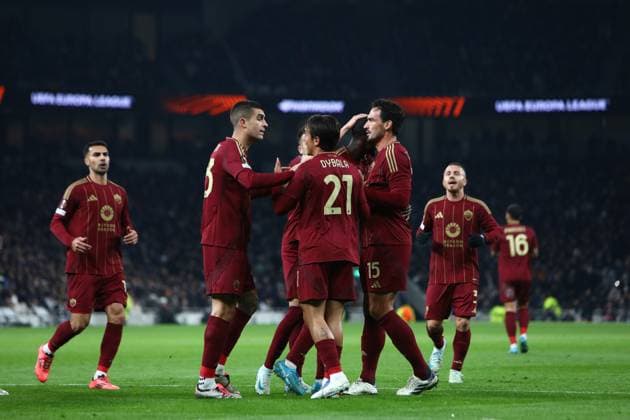 Sport Bilder des Tages London, England, November 28th 2024: AS Roma players celebrate after a goal scored by Evan Ndicka (5 AS Roma) during the UEFA Europa League game between Tottenham Hotspur and AS Roma at Tottenham Hotspur Stadium in London, England (Alexander Canillas SPP) Copyright: xAlexanderxCanillas SPPx spp-en-AlCa-C5V_4708