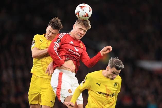 Fußball UEFA EUROPA League Manchester United gegen FK Bodo Glimt 27. November 2024 UEFA EUROPA League Manchester United gegen FK Bodo Glimt Jostein Gundersen von Bodo Glimt, Rasmus Hojlund von Manchester United und Odin Bjortuft von Bodo Glimt Foto Simon Stacpoole Abseits Manchester UK  Copyright: xSimonxStacpoolexOffside