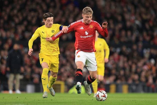 Fußball UEFA EUROPA League Manchester United gegen FK Bodo Glimt 27. November 2024 UEFA EUROPA League Manchester United gegen FK Bodo Glimt Patrick Berg von Bodo Glimt und Rasmus Hojlund von Manchester United Foto Simon Stacpoole Abseits Manchester UK  Copyright: xSimonxStacpoolexOffside