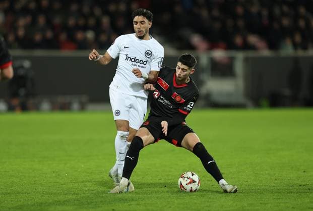 28 11 2024, Football UEFA Europa League, FC Midtjylland Eintracht Frankfurt, emonline, emspor, v l , Omar Marmoush Eintracht Frankfurt , Emiliano Martinez FC Midtjylland DFL DFB REGULATIONS PROHIBIT ANY USE OF PHOTOGRAPHS AS IMAGE SEQUENCES AND OR QUASI VIDEO xdcx Copyright: HMBxMedia Claus