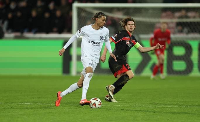 28 11 2024, Football UEFA Europa League, FC Midtjylland Eintracht Frankfurt, emonline, emspor, v l , Hugo Ekitike Eintracht Frankfurt , Mads Bech Sörensen FC Midtjylland DFL DFB REGULATIONS PROHIBIT ANY USE OF PHOTOGRAPHS AS IMAGE SEQUENCES AND OR QUASI VIDEO xdcx Copyright: HMBxMedia Claus