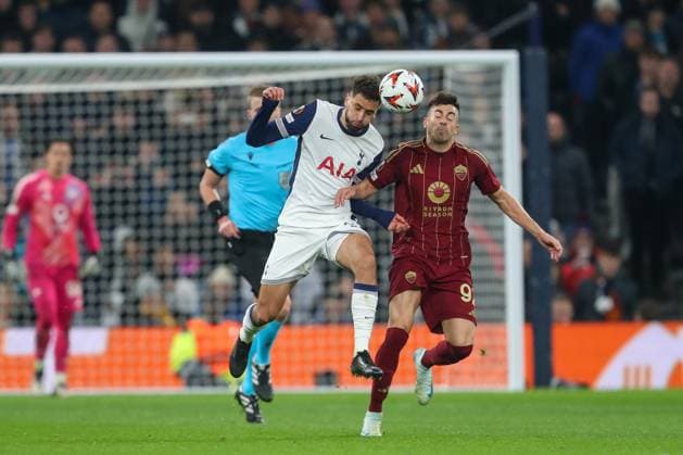 UEFA Europa League - League Stage Tottenham Hotspur v A.S. Roma Rodrigo Bentancur of Tottenham Hotspur and Stephan El Shaarawy of Roma battle for the ball during the UEFA Europa League - League Stage match Tottenham Hotspur vs A.S. Roma at Tottenham Hotspur Stadium, London, United Kingdom, 28th November 2024 (Photo by Gareth Evans News Images) London Tottenham Hotspur Stadium United Kingdom Copyright: xGarethxEvans NewsxImagesx