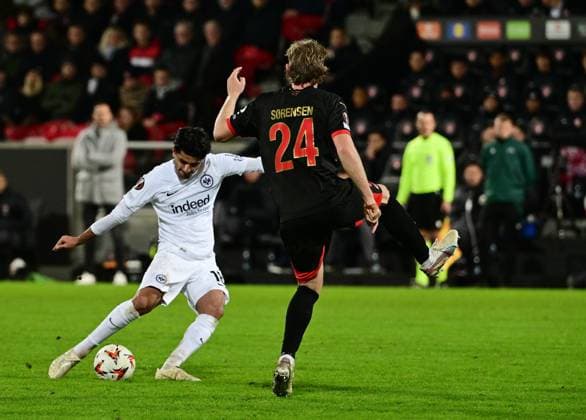 28 11 2024, xmnx, Football UEFA Europa League, FC Midtyilland Eintracht Frankfurt emspor, v l Mahmoud Dahoud Eintracht Frankfurt , Oliver Soerensen FC Midtjylland UEFA REGULATIONS PROHIBIT ANY USE OF PHOTOGRAPHS as IMAGE SEQUENCES and or QUASI VIDEO Herning