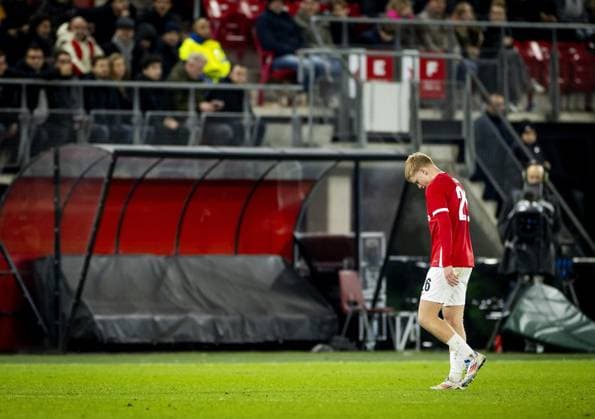 ALKMAAR - Kees Smit of AZ Alkmaar leaves the field after a red card during the UEFA Europa League match between AZ Alkmaar and Galatasaray at AFAS stadium on Nov. 28, 2024 in Alkmaar, Netherlands. ANP KOEN VAN WEEL UEFA Europa League 2024 25 League Phase MD5 2024 25 xVIxANPxSportx xxANPxIVx 514467560 originalFilename: 514467560.jpg