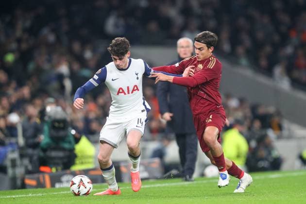 UEFA Europa League - League Stage Tottenham Hotspur v A.S. Roma Archie Gray of Tottenham Hotspur holds off Paulo Dybala of Roma during the UEFA Europa League - League Stage match Tottenham Hotspur vs A.S. Roma at Tottenham Hotspur Stadium, London, United Kingdom, 28th November 2024 (Photo by Gareth Evans News Images) London Tottenham Hotspur Stadium United Kingdom Copyright: xGarethxEvans NewsxImagesx