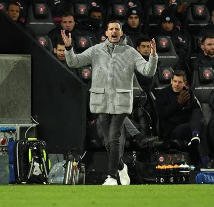 28 11 2024, Football UEFA Europa League, FC Midtjylland Eintracht Frankfurt, emonline, emspor, v l , Coach Dino Toppmöller Eintracht Frankfurt gives instructions, gesticulates, gesticulate with arms gives instructions, gesticulate DFL DFB REGULATIONS PROHIBIT ANY USE OF PHOTOGRAPHS AS IMAGE SEQUENCES AND OR QUASI VIDEO xdcx Copyright: HMBxMedia Claus