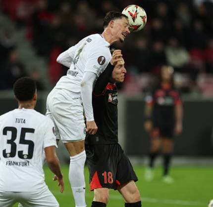 28 11 2024, Football UEFA Europa League, FC Midtjylland Eintracht Frankfurt, emonline, emspor, v l , Robin Koch Eintracht Frankfurt , Adam Buksa FC Midtjylland DFL DFB REGULATIONS PROHIBIT ANY USE OF PHOTOGRAPHS AS IMAGE SEQUENCES AND OR QUASI VIDEO xdcx Copyright: HMBxMedia Claus