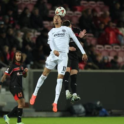 28 11 2024, Football UEFA Europa League, FC Midtjylland Eintracht Frankfurt, emonline, emspor, v l , Hugo Ekitike Eintracht Frankfurt , Emiliano Martinez FC Midtjylland DFL DFB REGULATIONS PROHIBIT ANY USE OF PHOTOGRAPHS AS IMAGE SEQUENCES AND OR QUASI VIDEO xdcx Copyright: HMBxMedia Claus