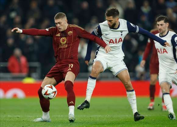 Tottenham Hotspur v AS Roma - UEFA Europa League 2024 25 League Phase MD5 Artem Dovbyk of AS Roma and Rodrigo Bentancur of Tottenham Hotspur challenge during the UEFA Europa League 2024 25 League Phase MD5 match between Tottenham Hotspur and AS Roma at Tottenham Hotspur Stadium on November 28, 2024 in London, England. London Tottenham Hotspur Stadium England United Kingdom Copyright: xNigelxFrench Sportsphoto APLx 14052993